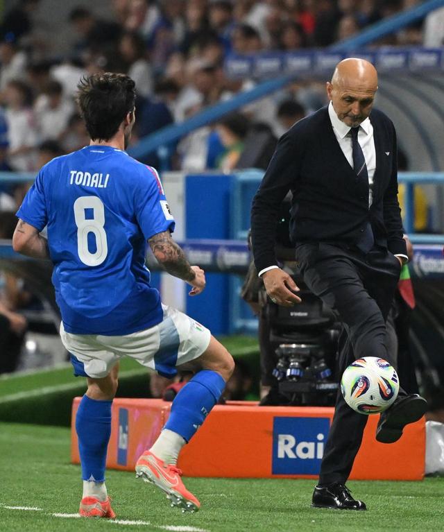 意大利杯加时末段再迎强敌，巴塞罗那绝杀压哨，主帅态度：引发热议，临场指挥获称赞的简单介绍